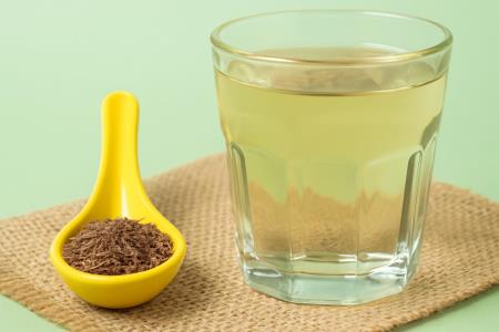Ein Teelöffel Kreuzkümmel im Glas Wasser: das Geheimnis, das der Ayurveda seit Jahrtausenden kennt
